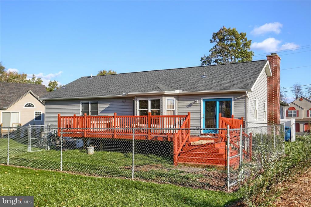 9 McCandless Dr