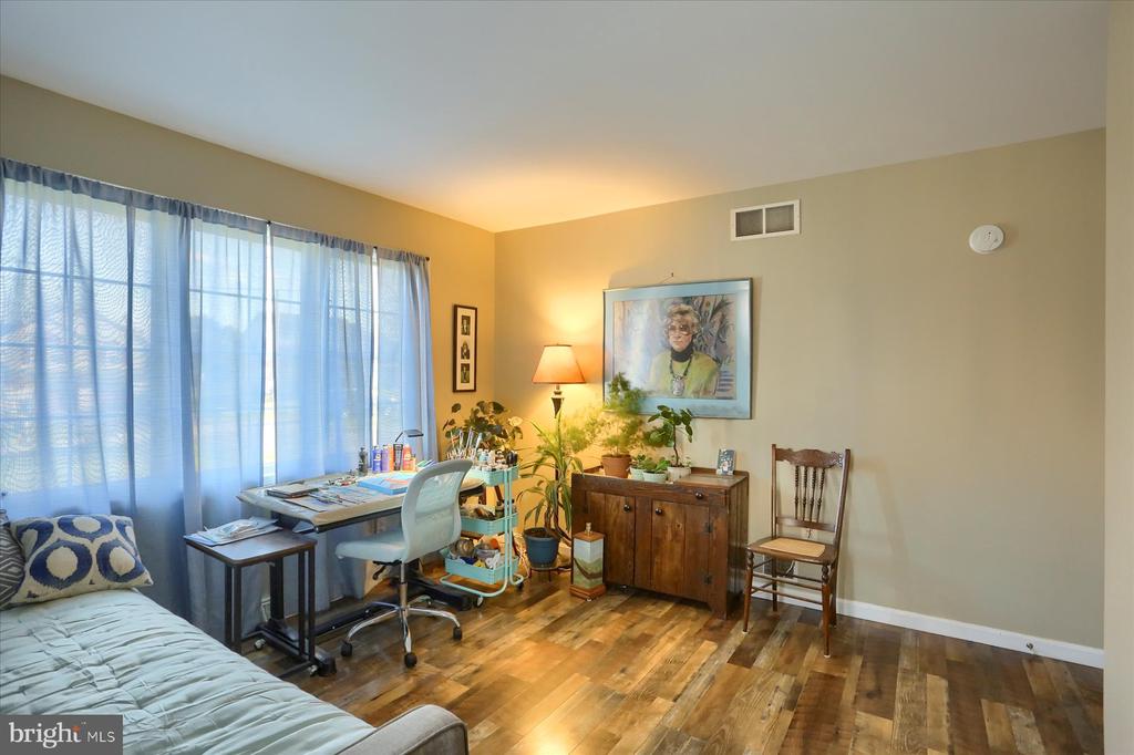 9 McCandless Dr