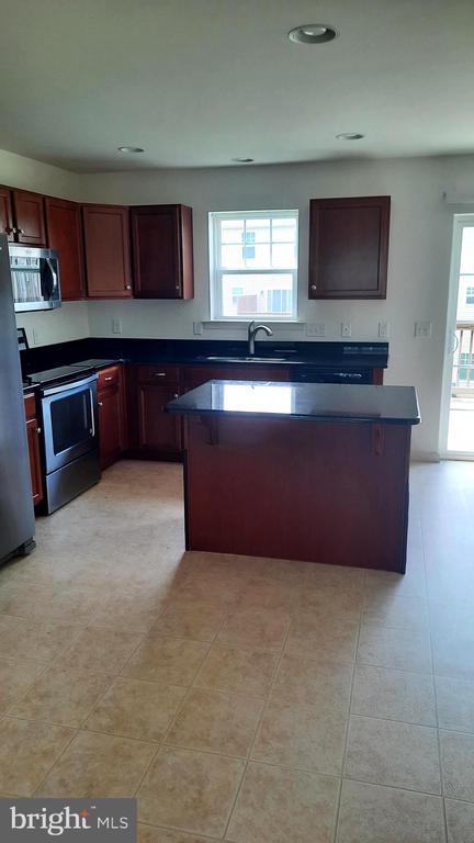 828 ADMIRALS QUAY DR