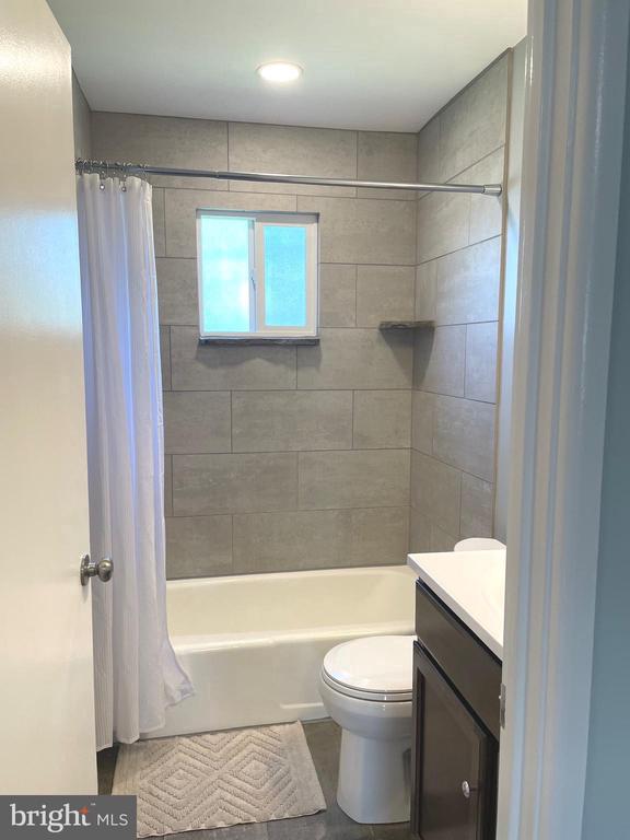 16 W Glenwood Dr #A