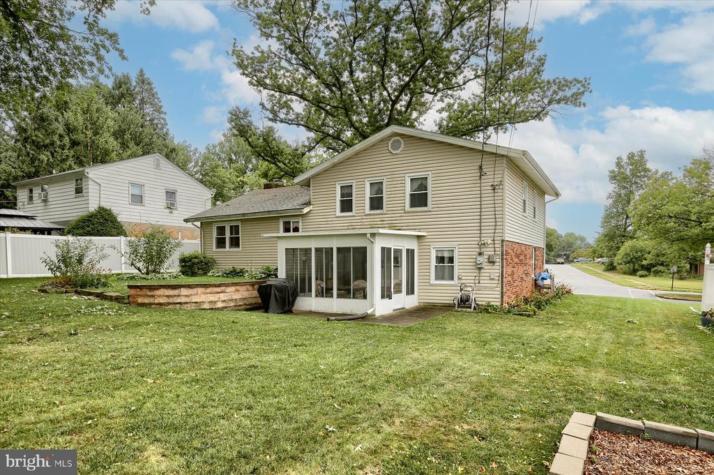 817 Yverdon Dr