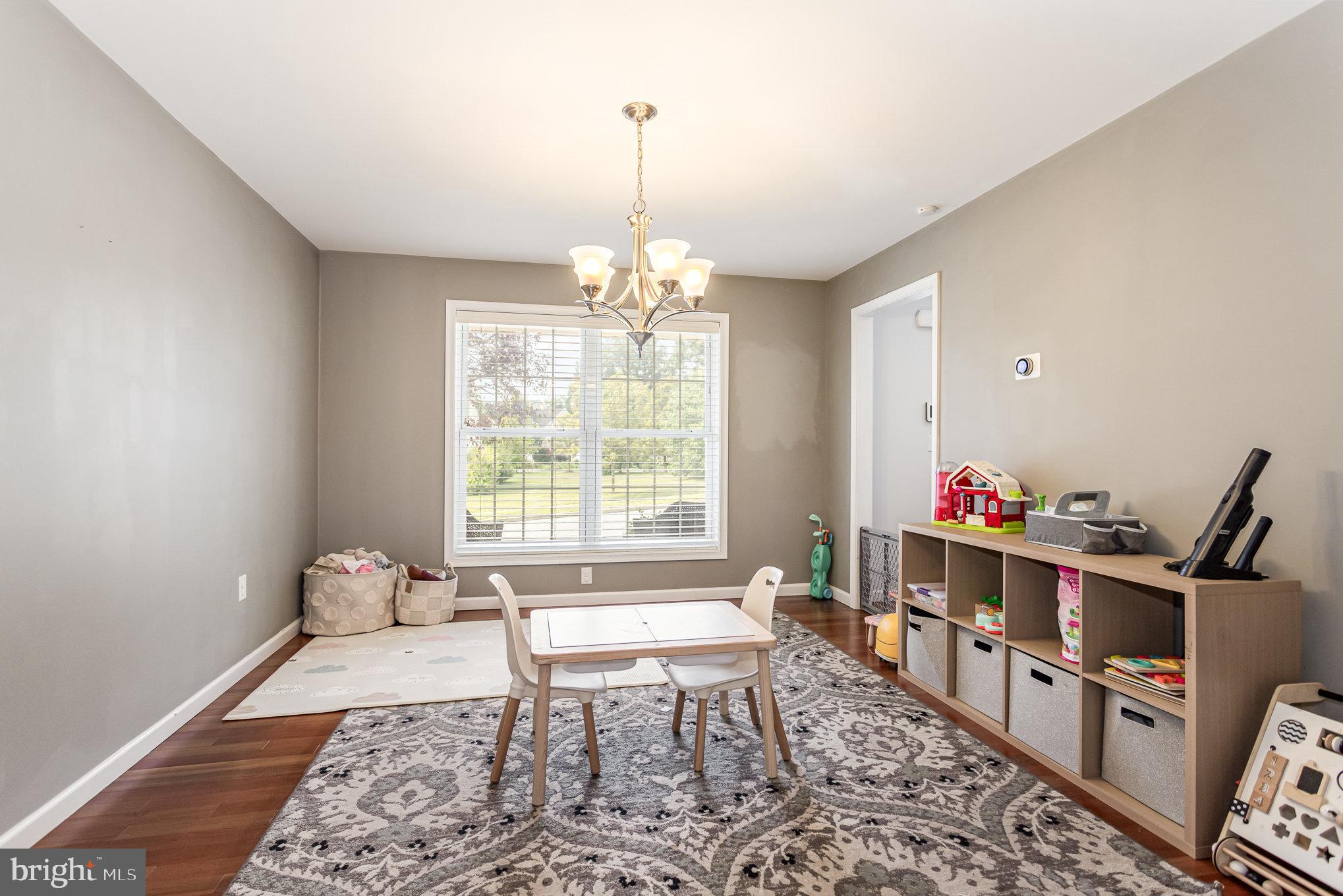 4585 Manor Dr