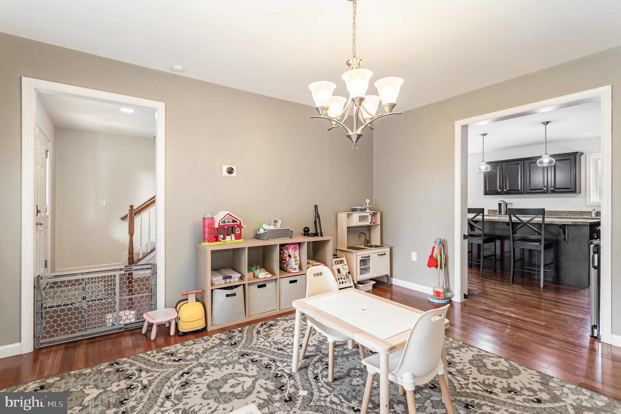 4585 Manor Dr