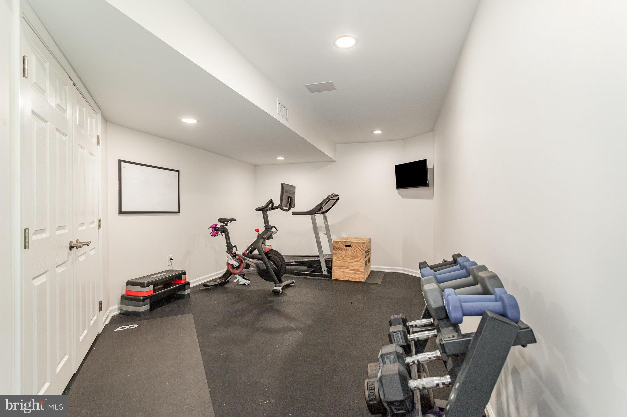 4585 Manor Dr