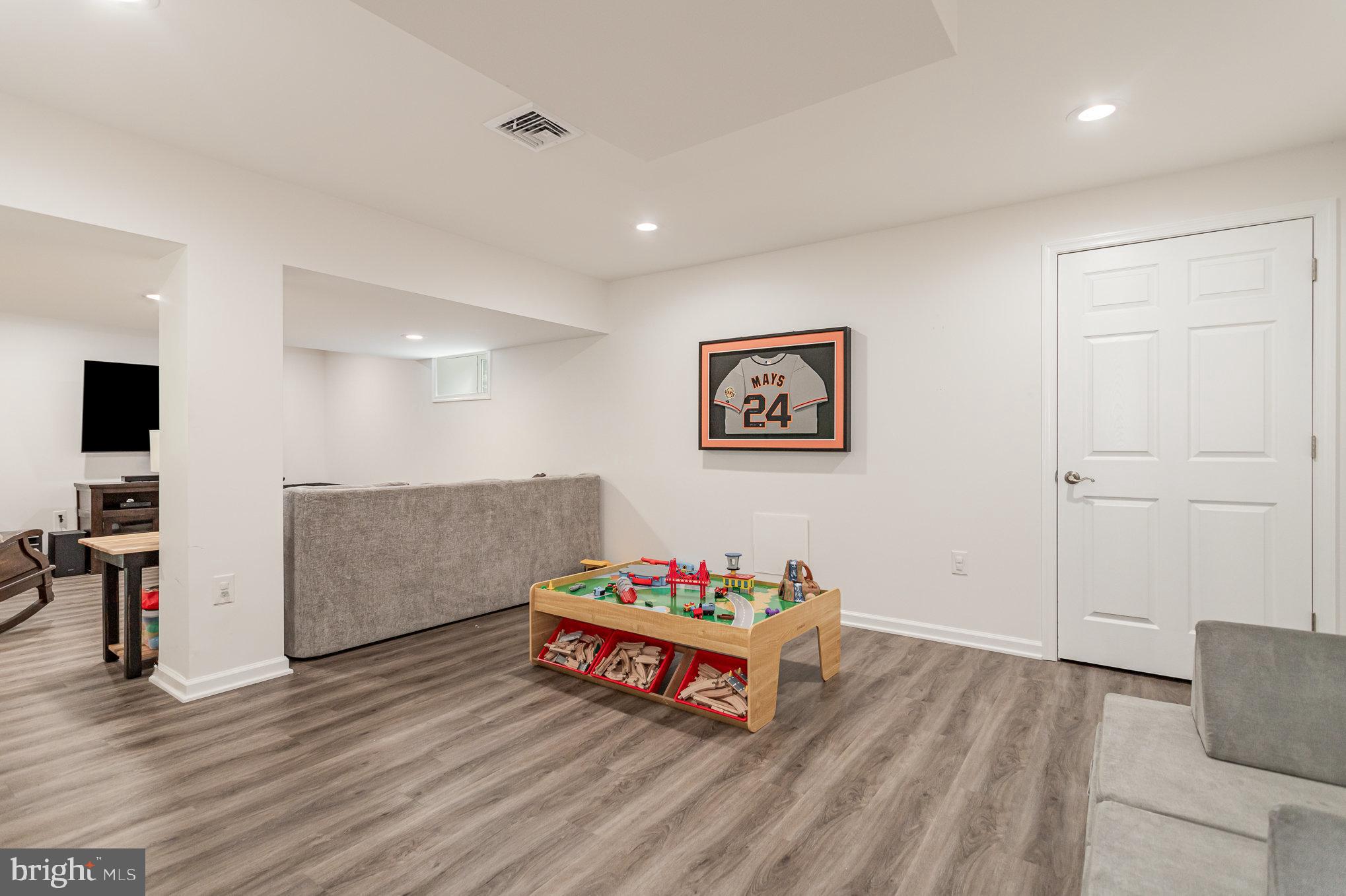 4585 Manor Dr