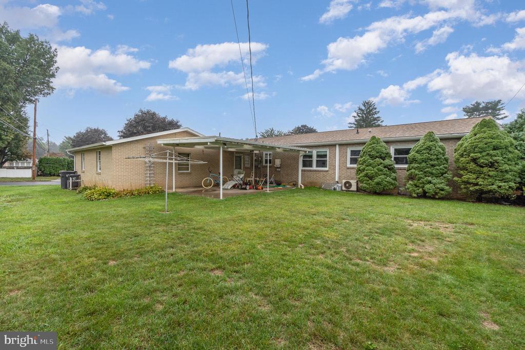 301 W Maple Ave
