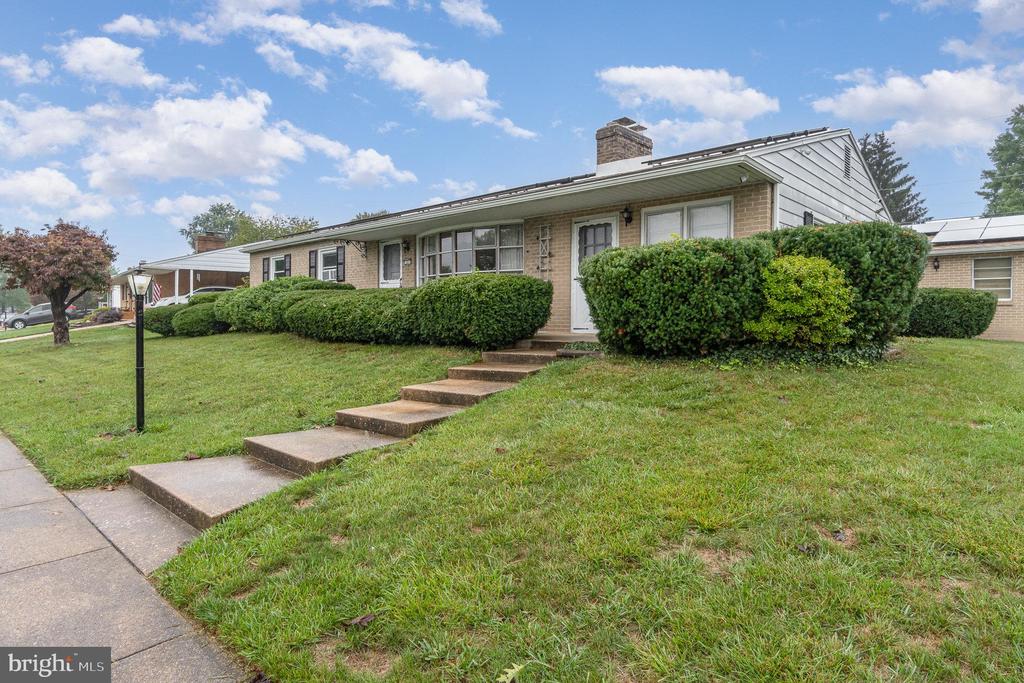 301 W Maple Ave