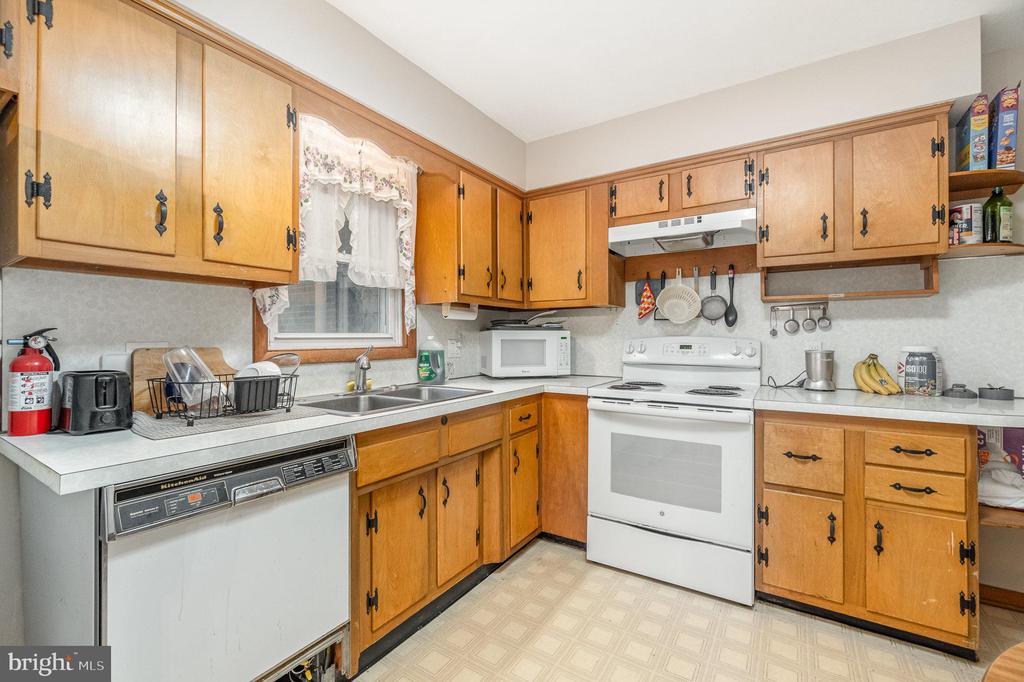 301 W Maple Ave
