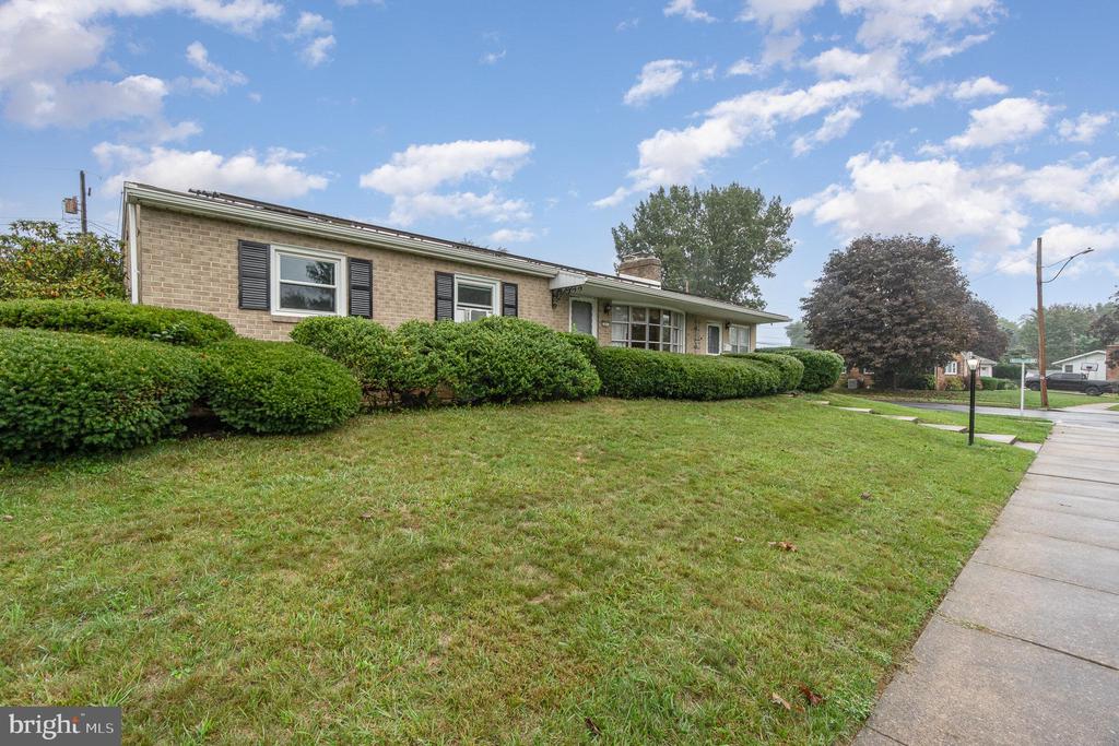 301 W Maple Ave