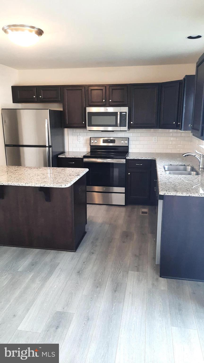 932 ADMIRALS QUAY DR