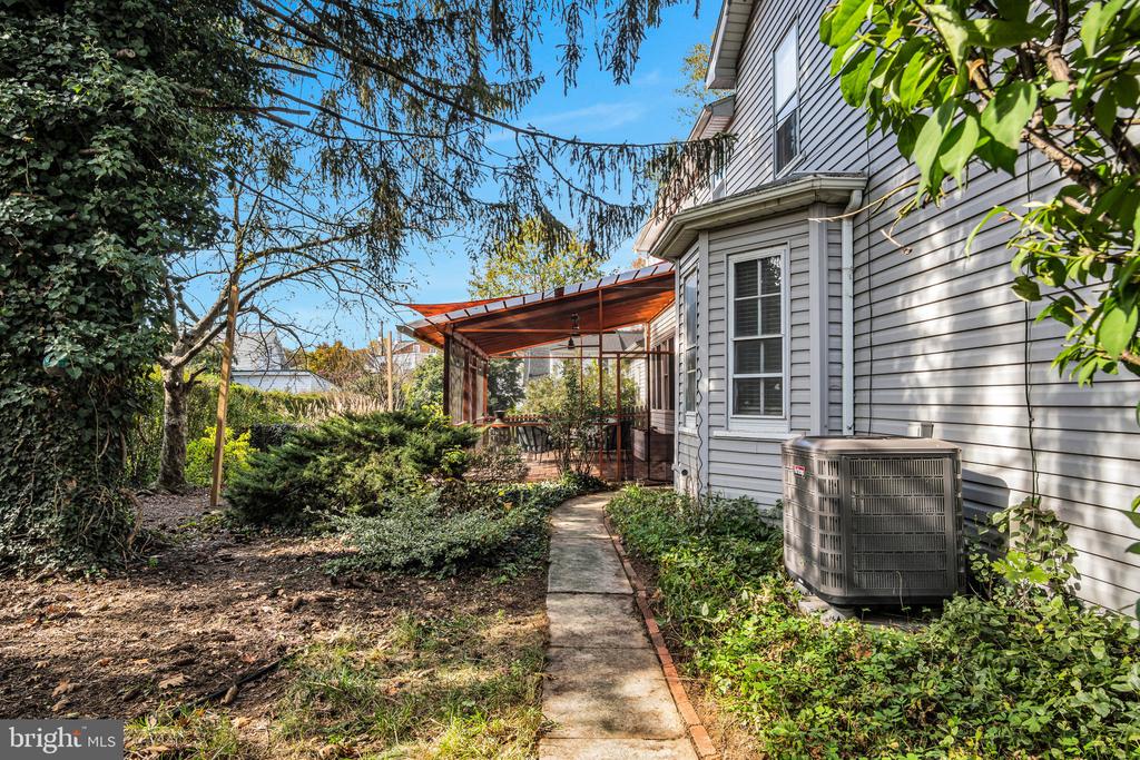 254 Arch St