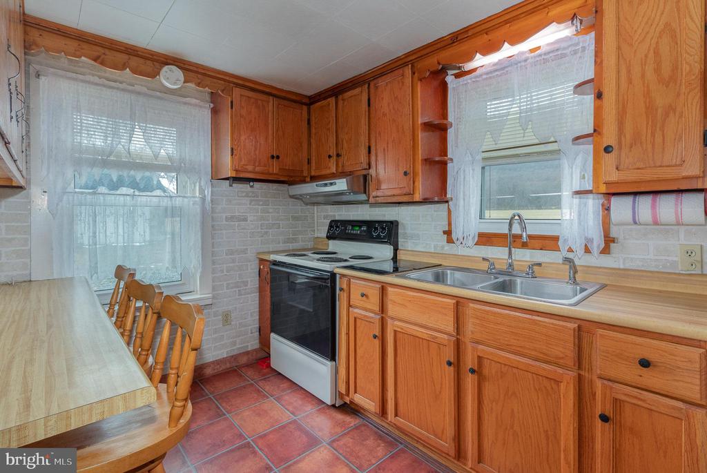 16 Peacock Dr