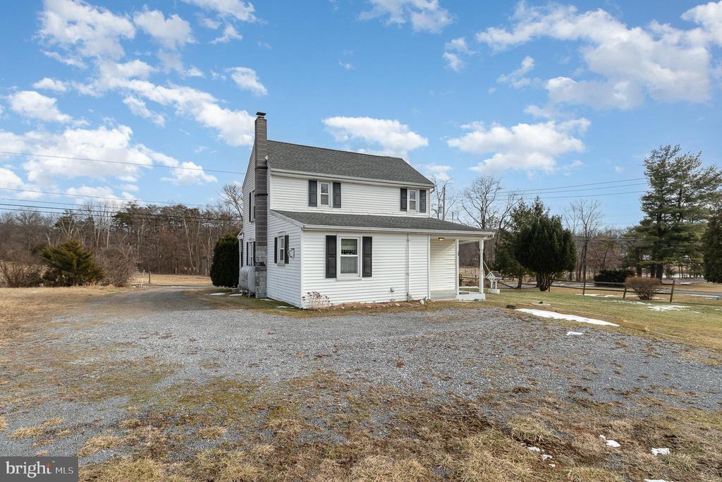 16 Peacock Dr