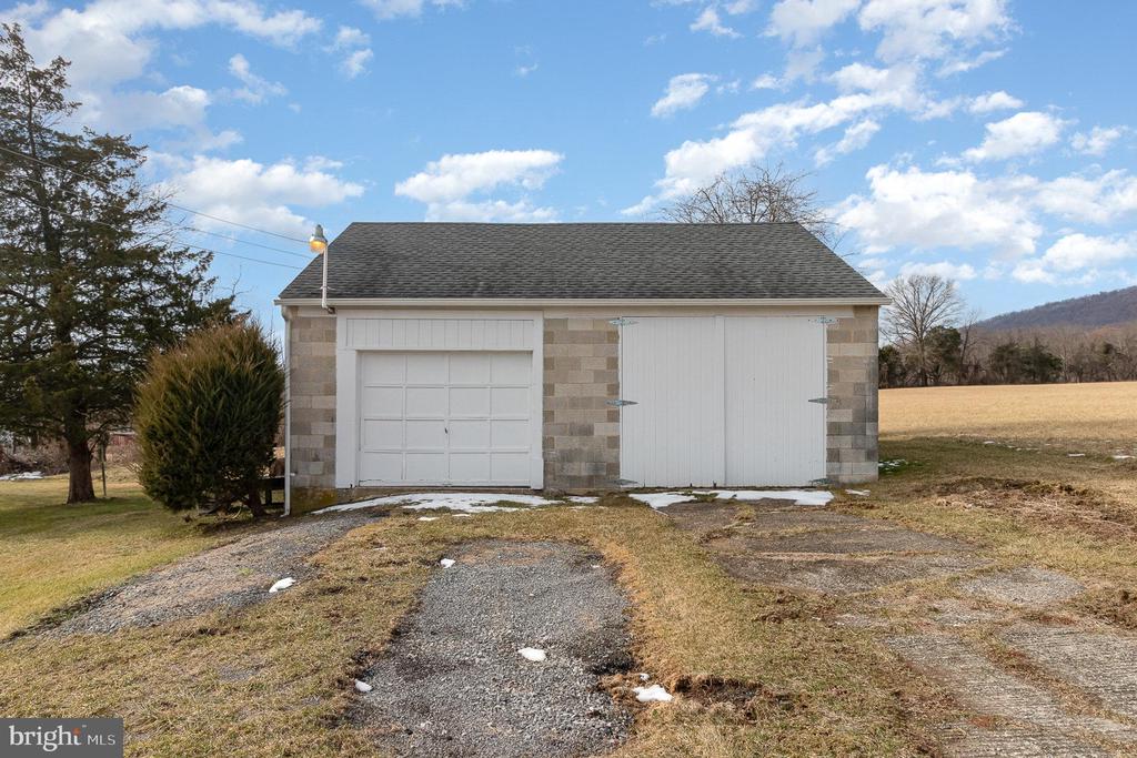 16 Peacock Dr