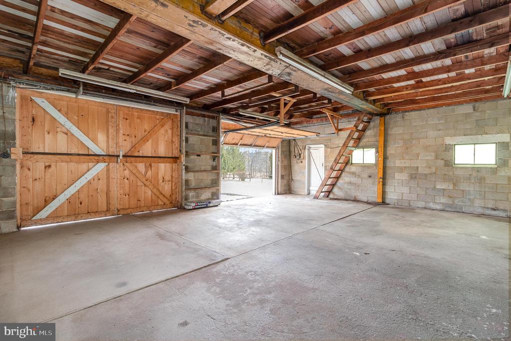 16 Peacock Dr