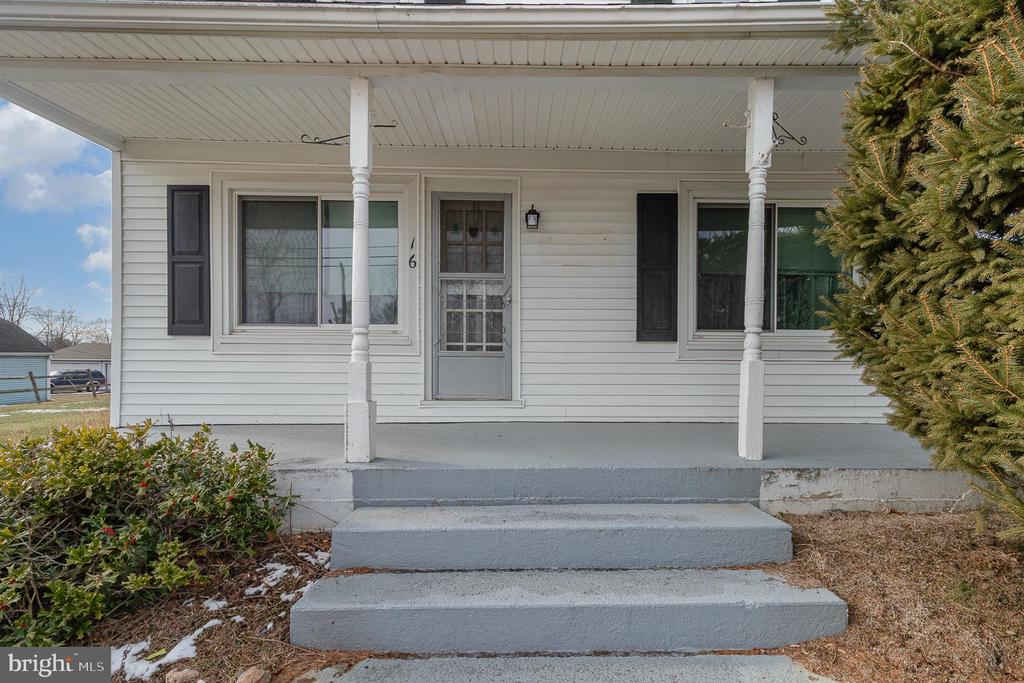 16 Peacock Dr