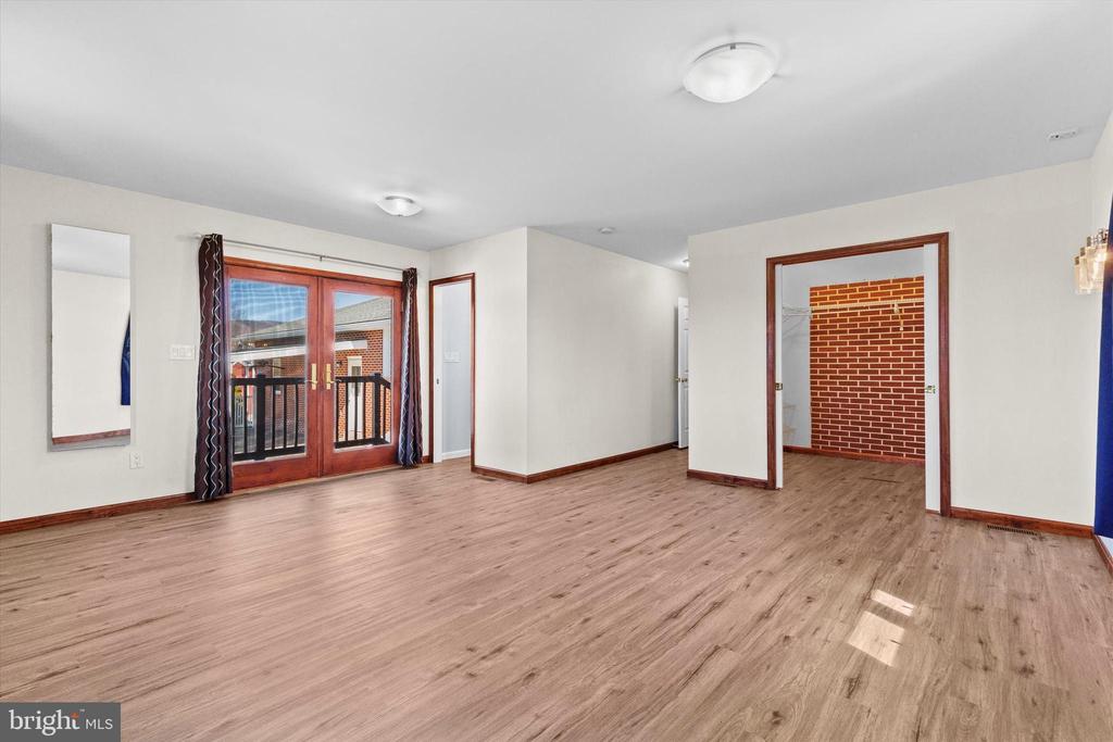 330 N Middlesex Rd