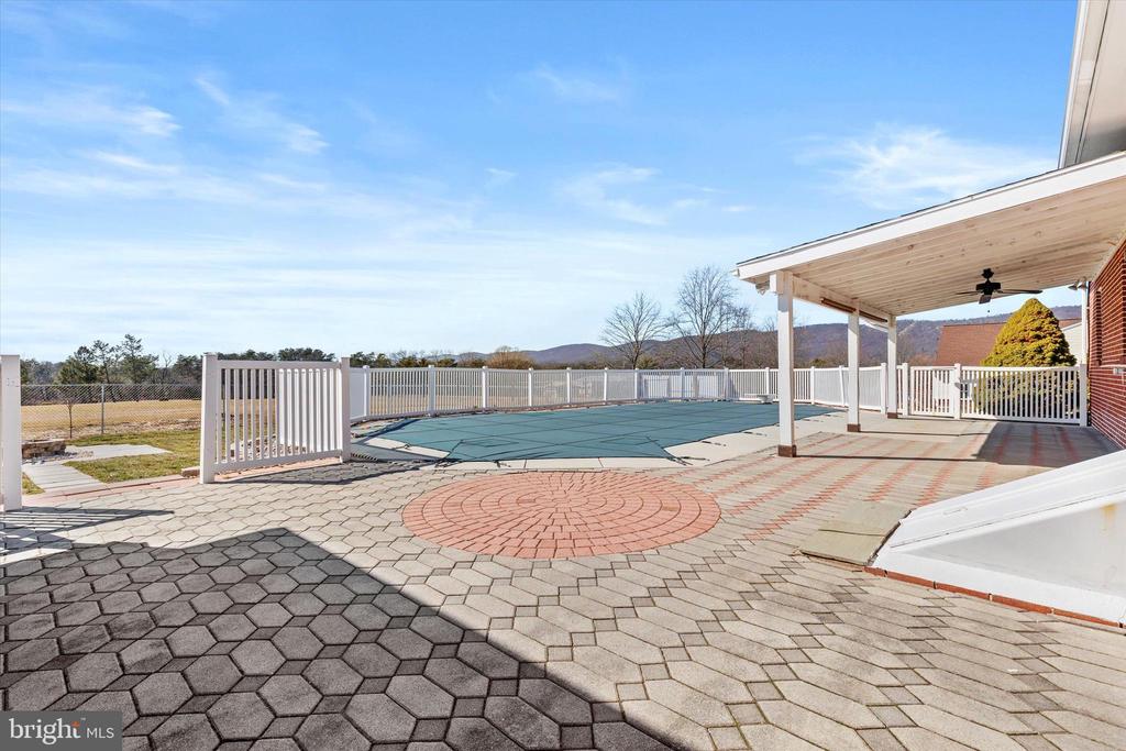 330 N Middlesex Rd