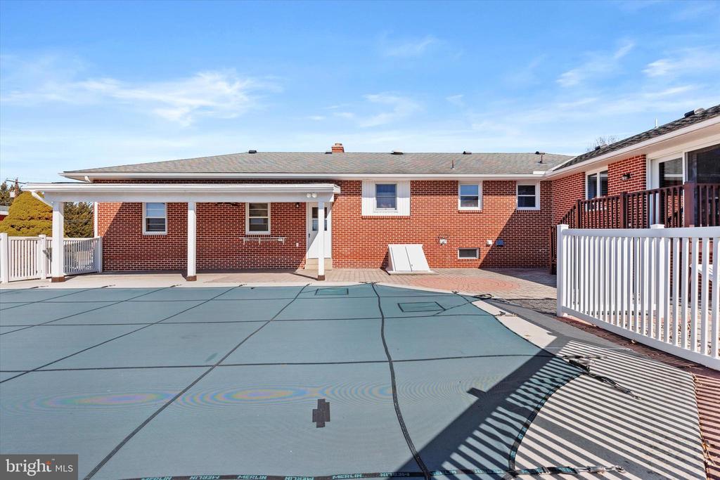 330 N Middlesex Rd