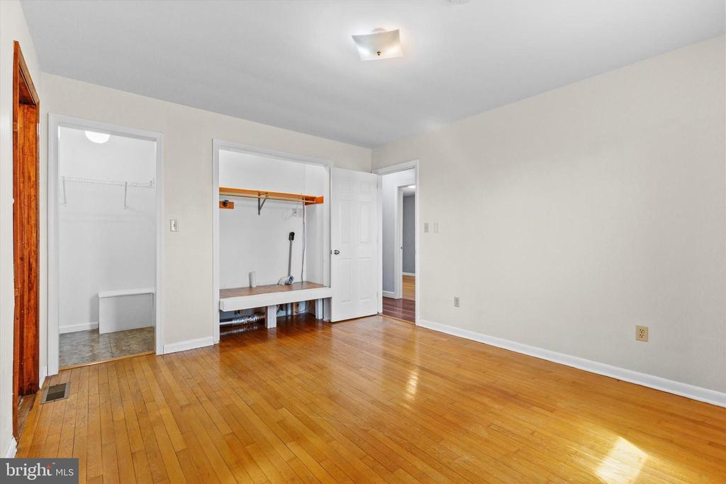 330 N Middlesex Rd