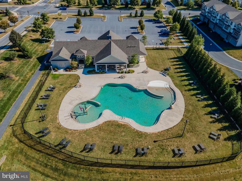 710 Gladstone Ct