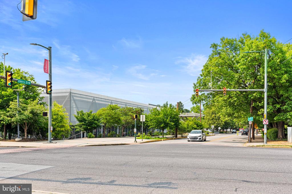 506 W High St