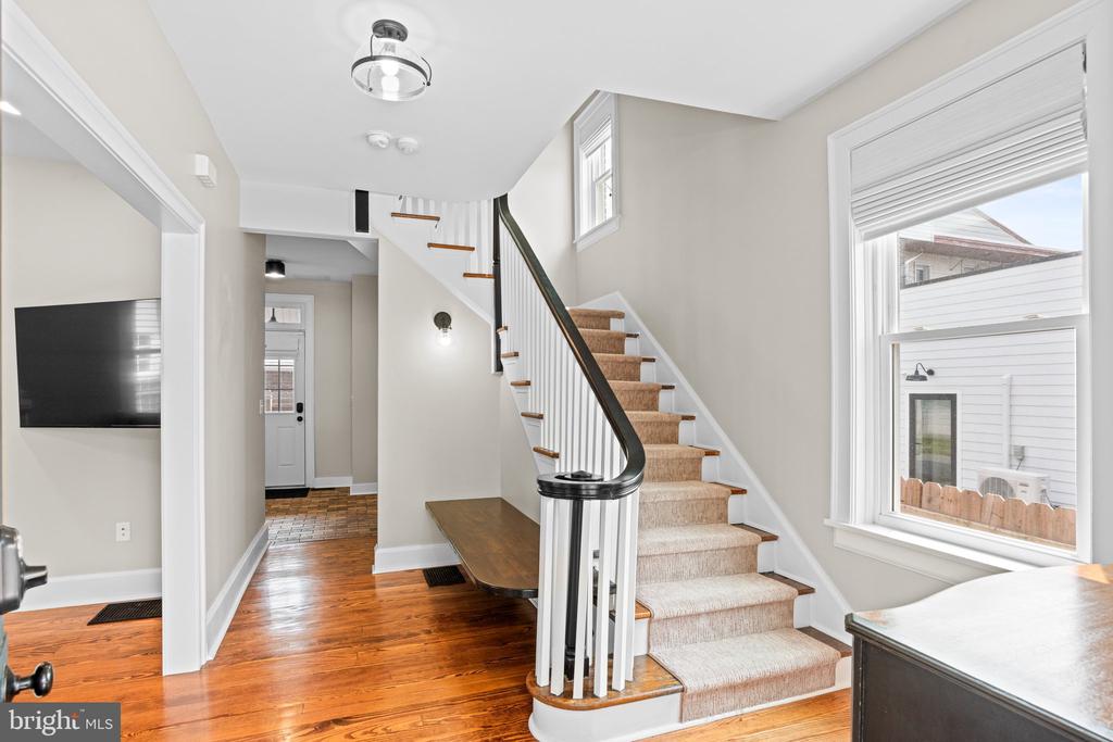 506 W High St