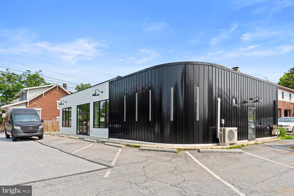 506 W High St