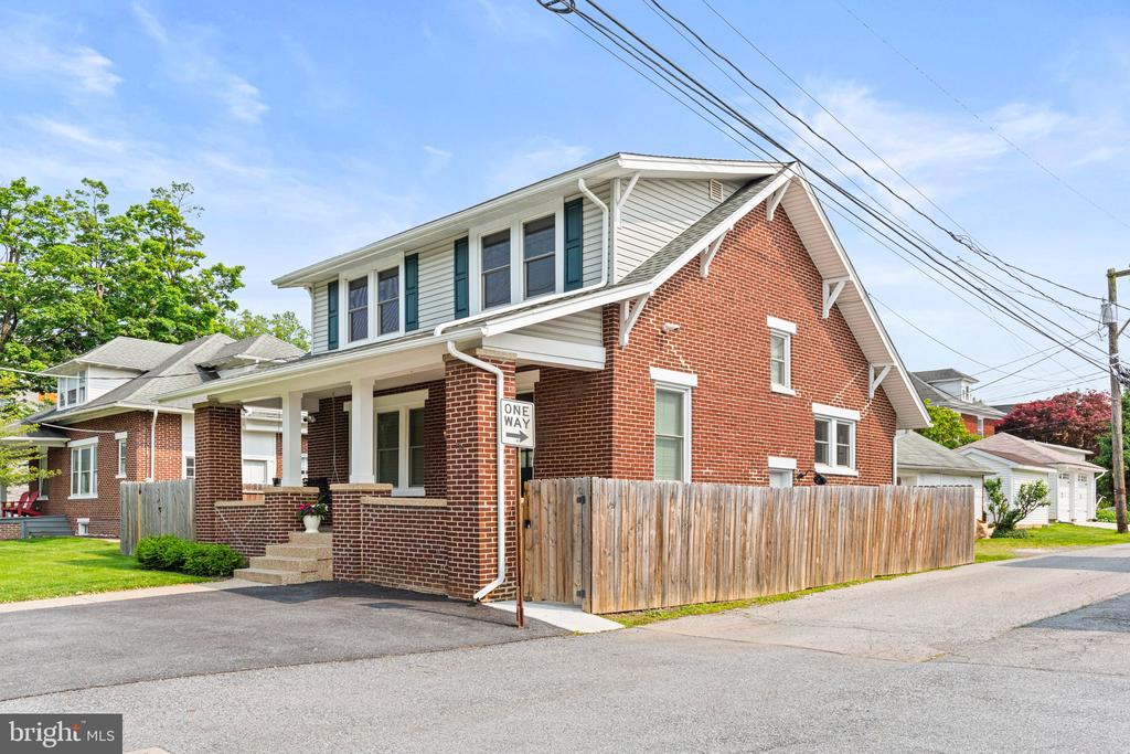 506 W High St