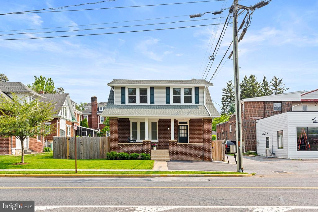 506 W High St