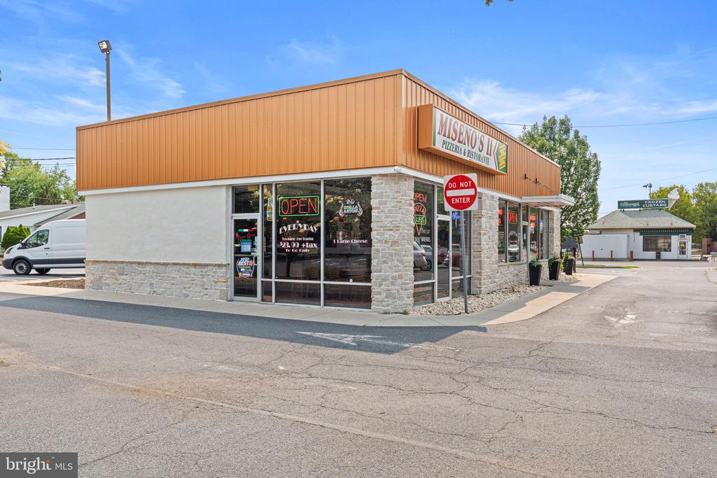 506 W High St