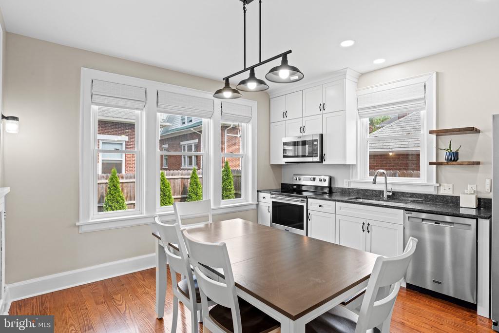 506 W High St