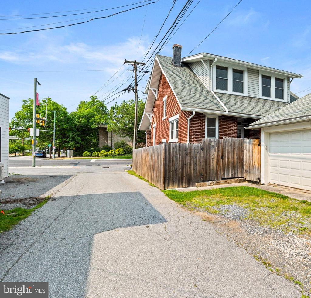 506 W High St