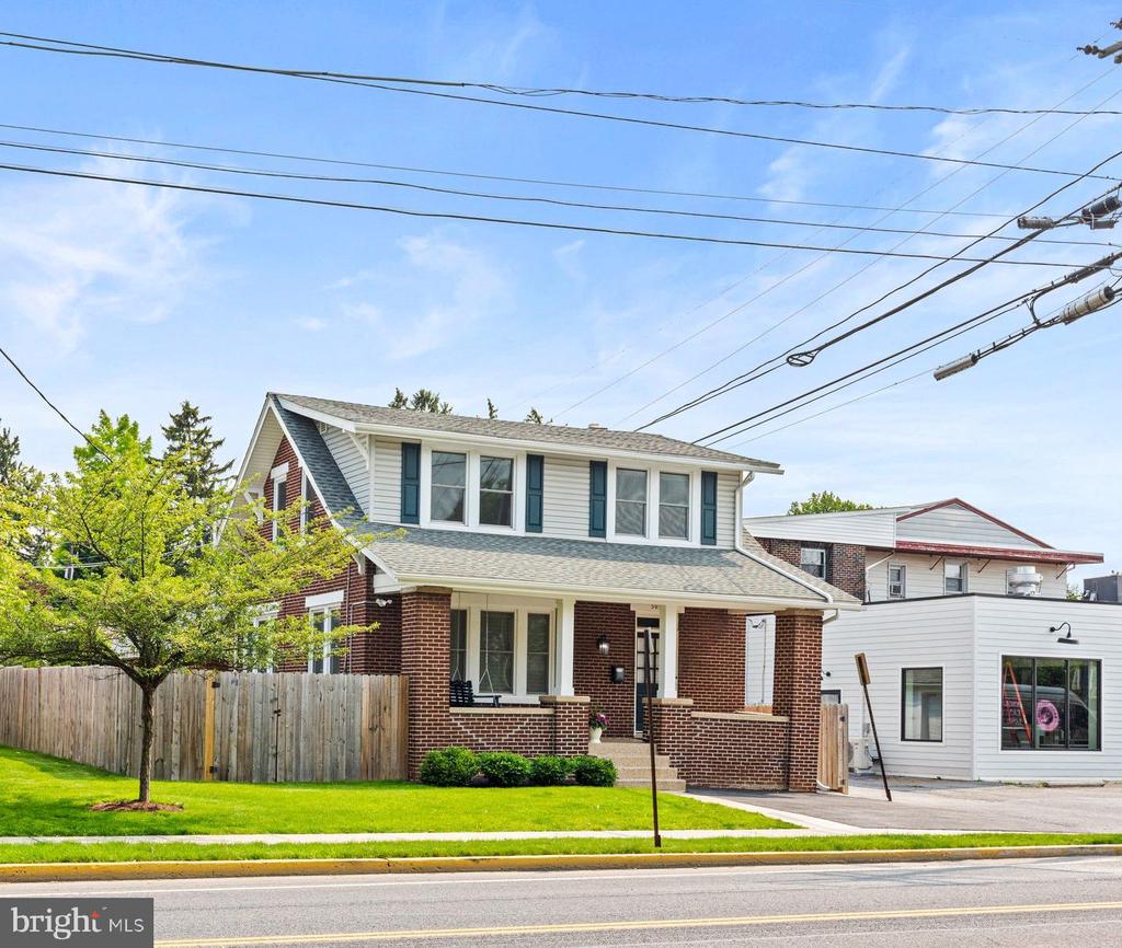 506 W High St