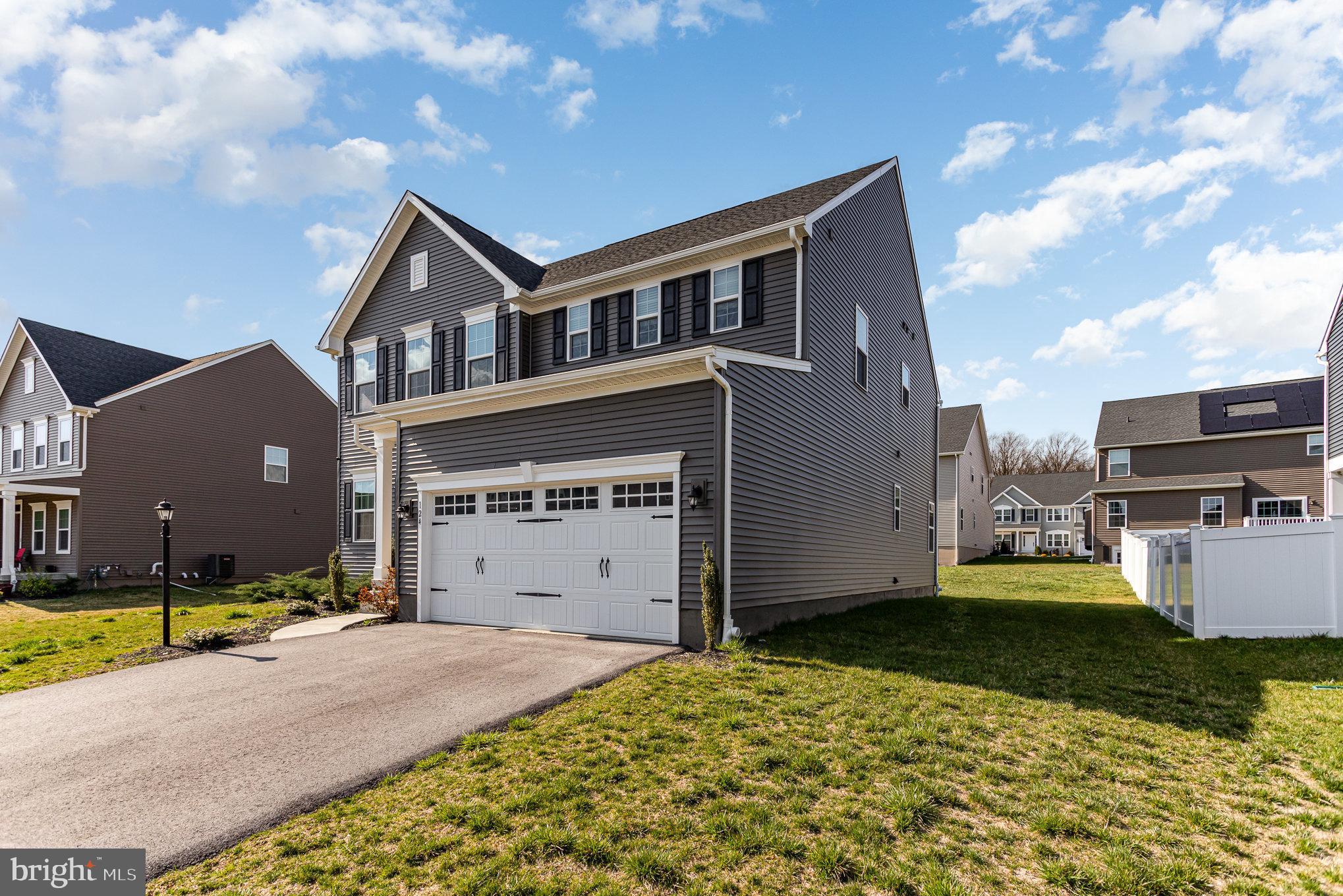 124 Coopers Hawk Dr