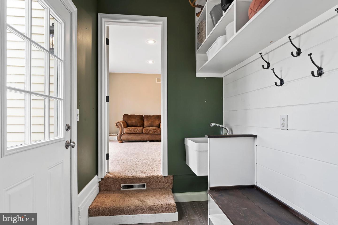 708 Carriage Ln