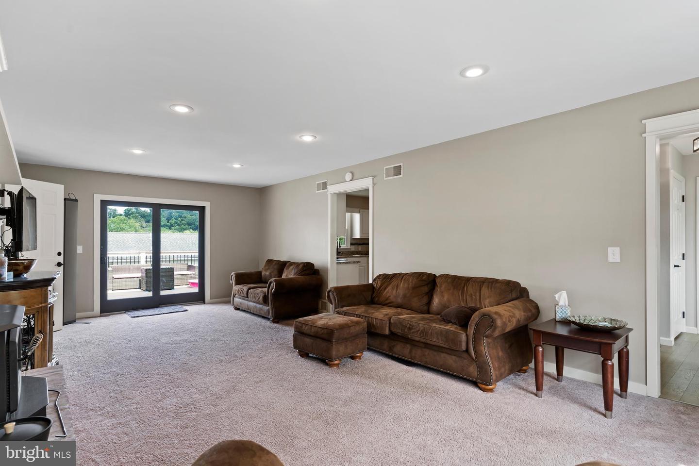 708 Carriage Ln