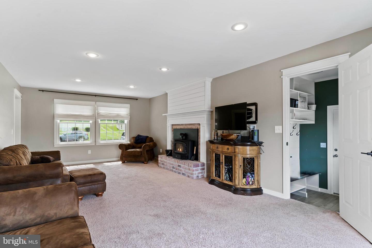 708 Carriage Ln