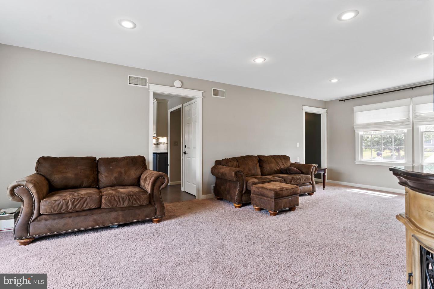 708 Carriage Ln