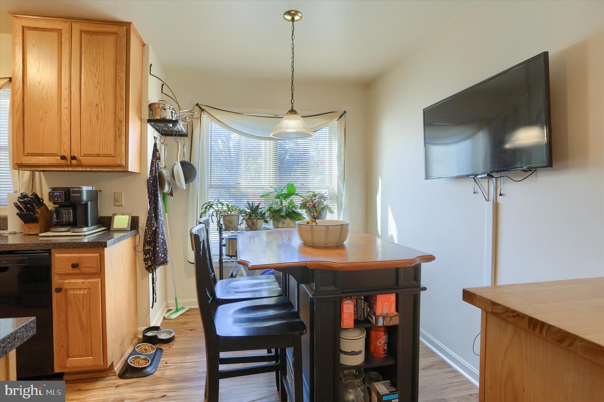 1402 RED MAPLE COURT