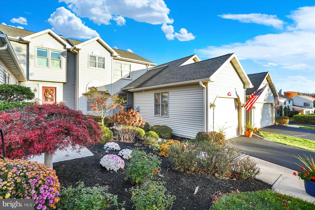 1402 RED MAPLE COURT