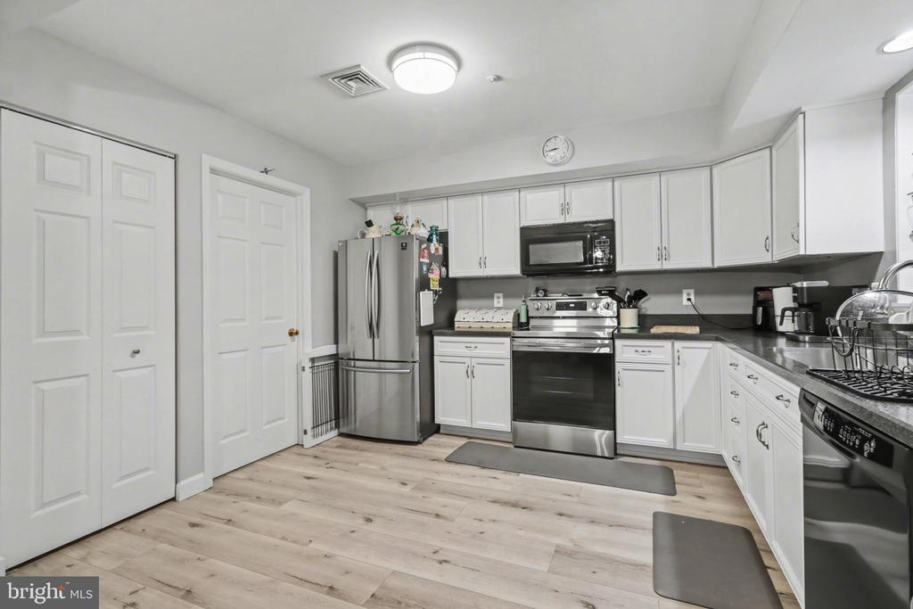 6 WESTWOOD COURT
