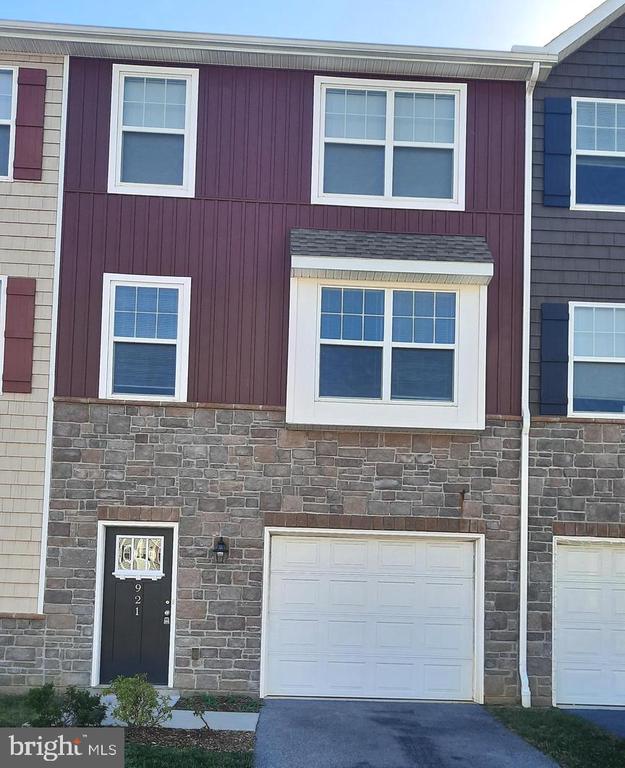 921 ADMIRALS QUAY DRIVE