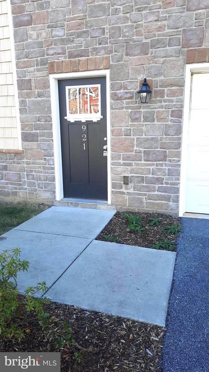 921 ADMIRALS QUAY DRIVE