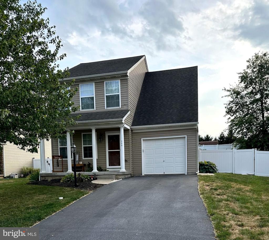 208 Adobe Dr