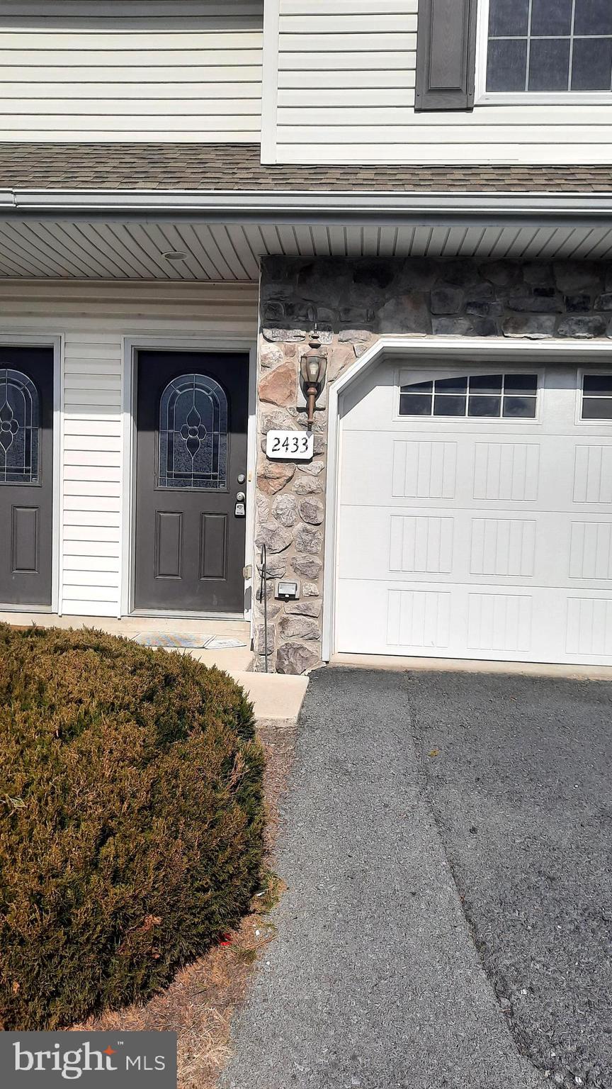 2433 NEWTOWN DRIVE