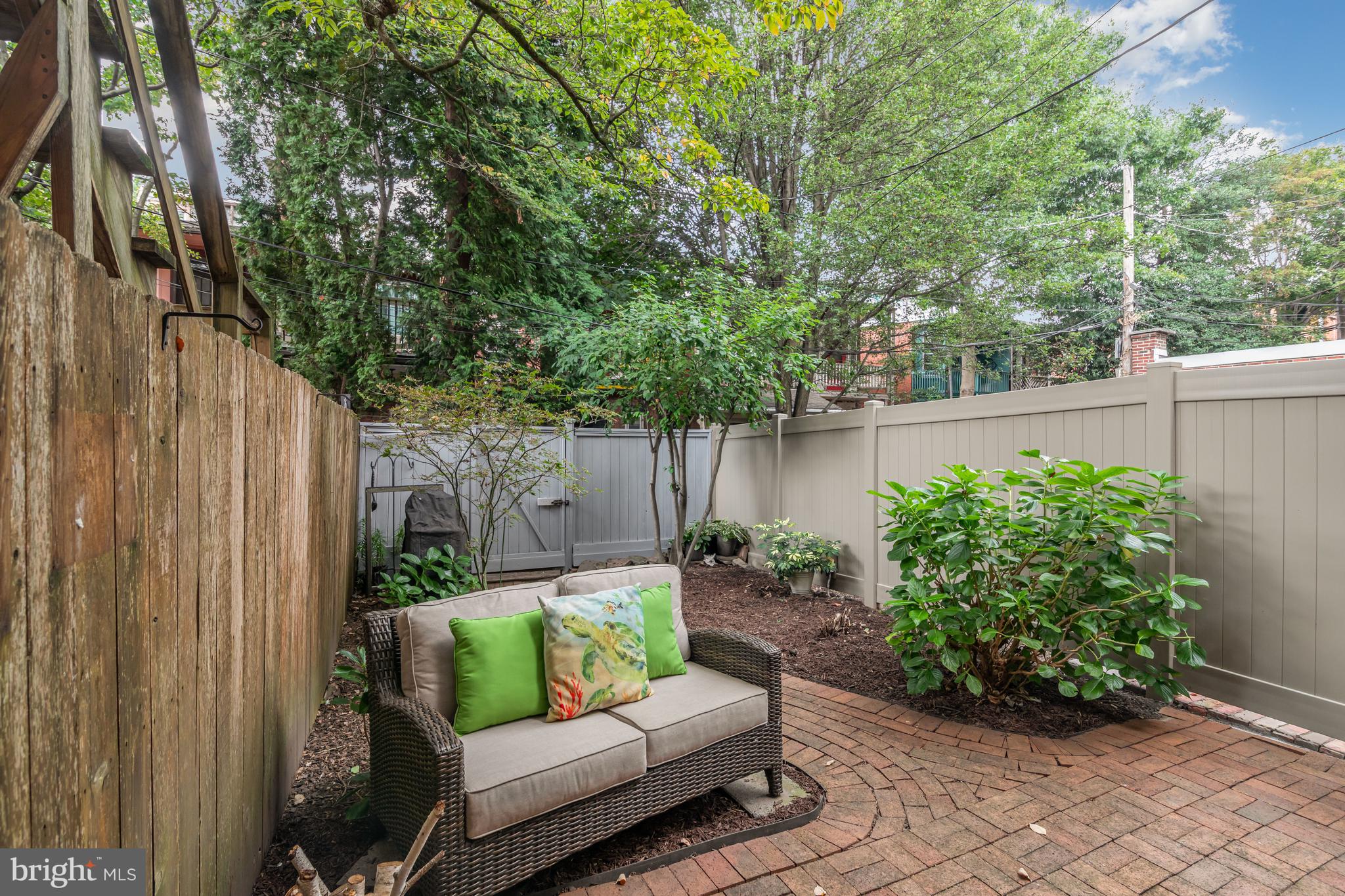 1112 GREEN STREET