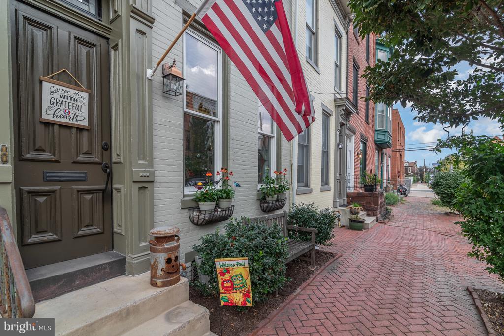 1112 GREEN STREET