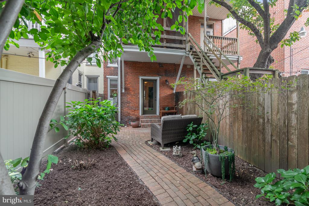 1112 GREEN STREET
