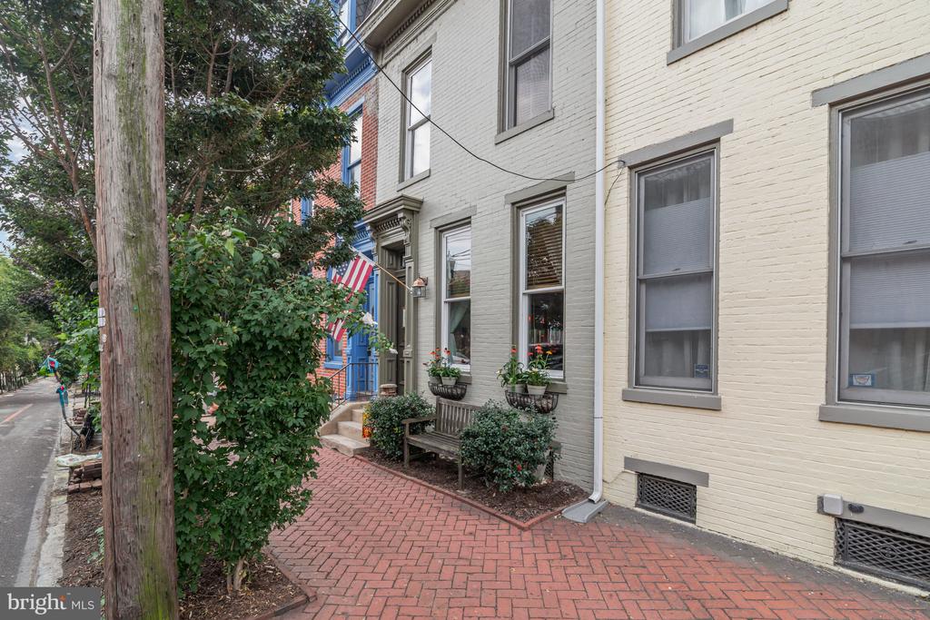 1112 GREEN STREET